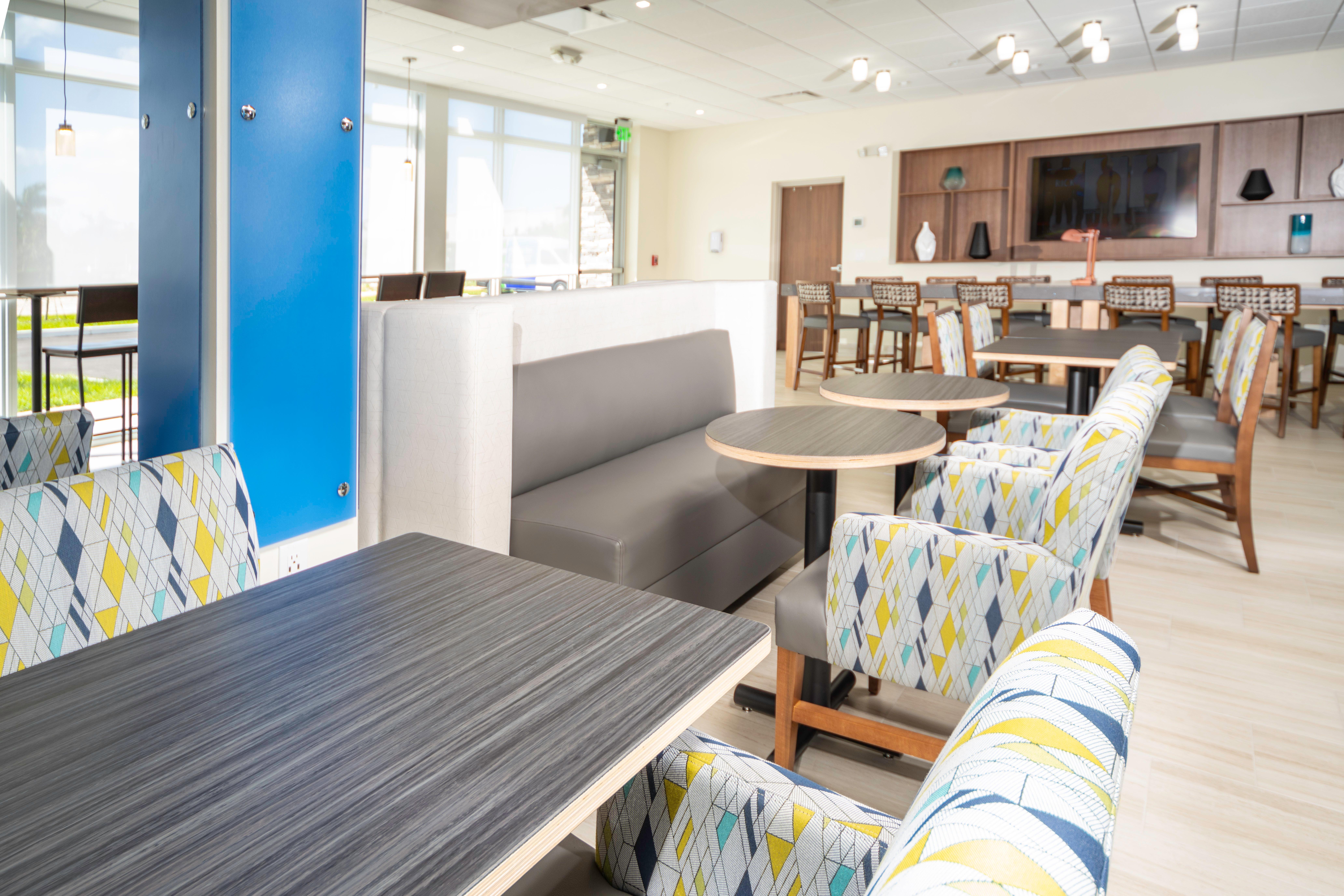 Holiday Inn Express & Suites - Fort Myers Airport By Ihg Exterior photo