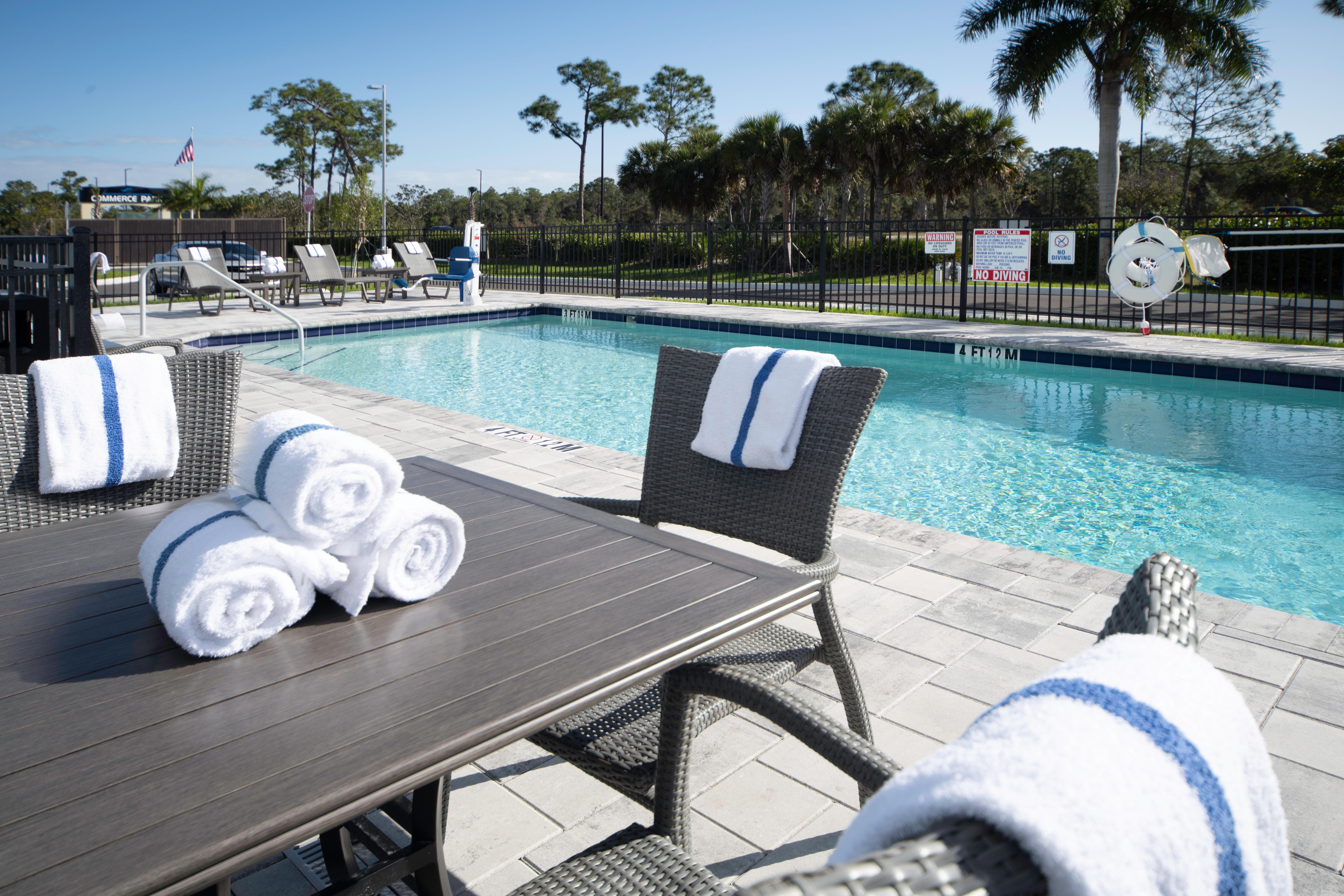 Holiday Inn Express & Suites - Fort Myers Airport By Ihg Exterior photo