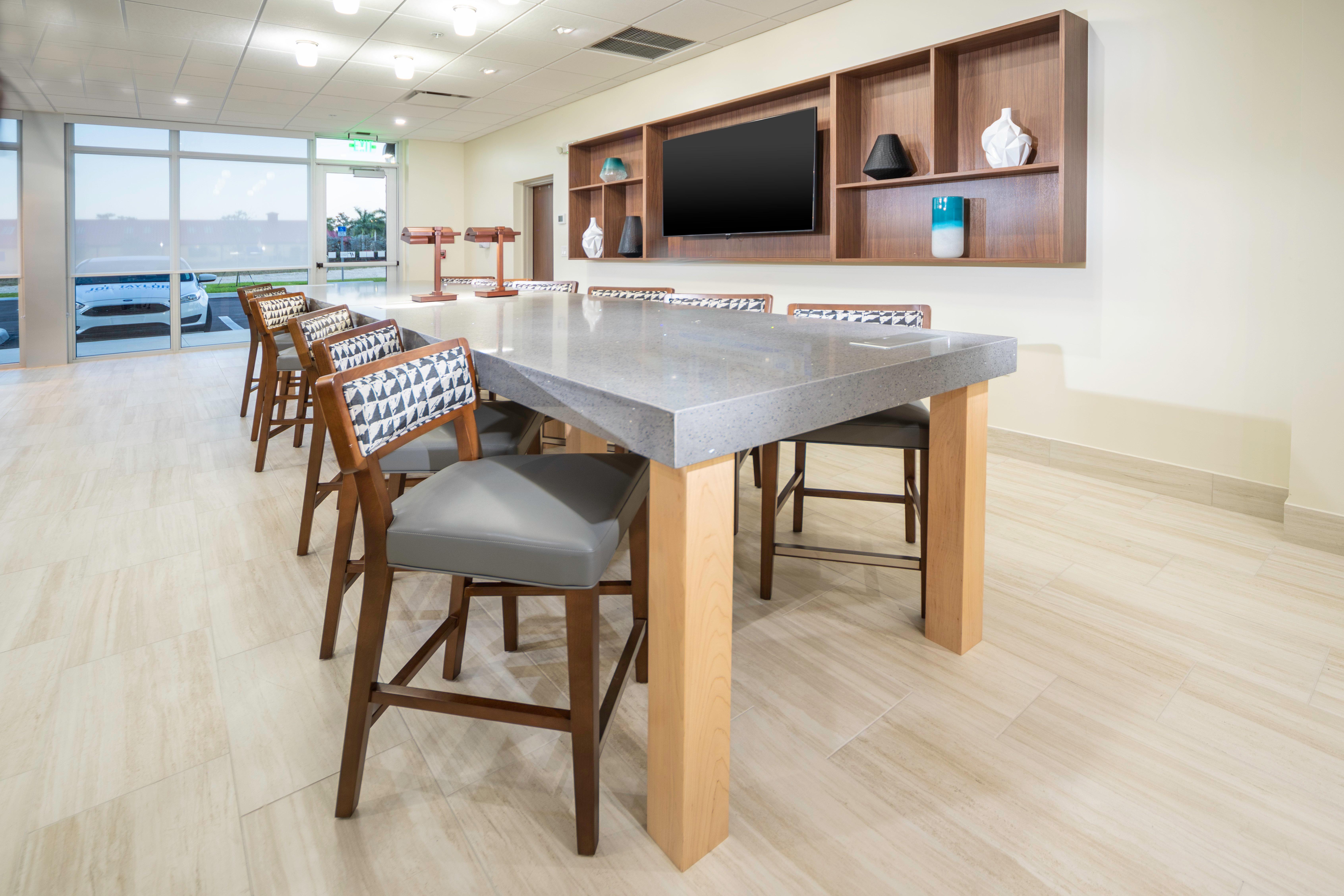 Holiday Inn Express & Suites - Fort Myers Airport By Ihg Exterior photo