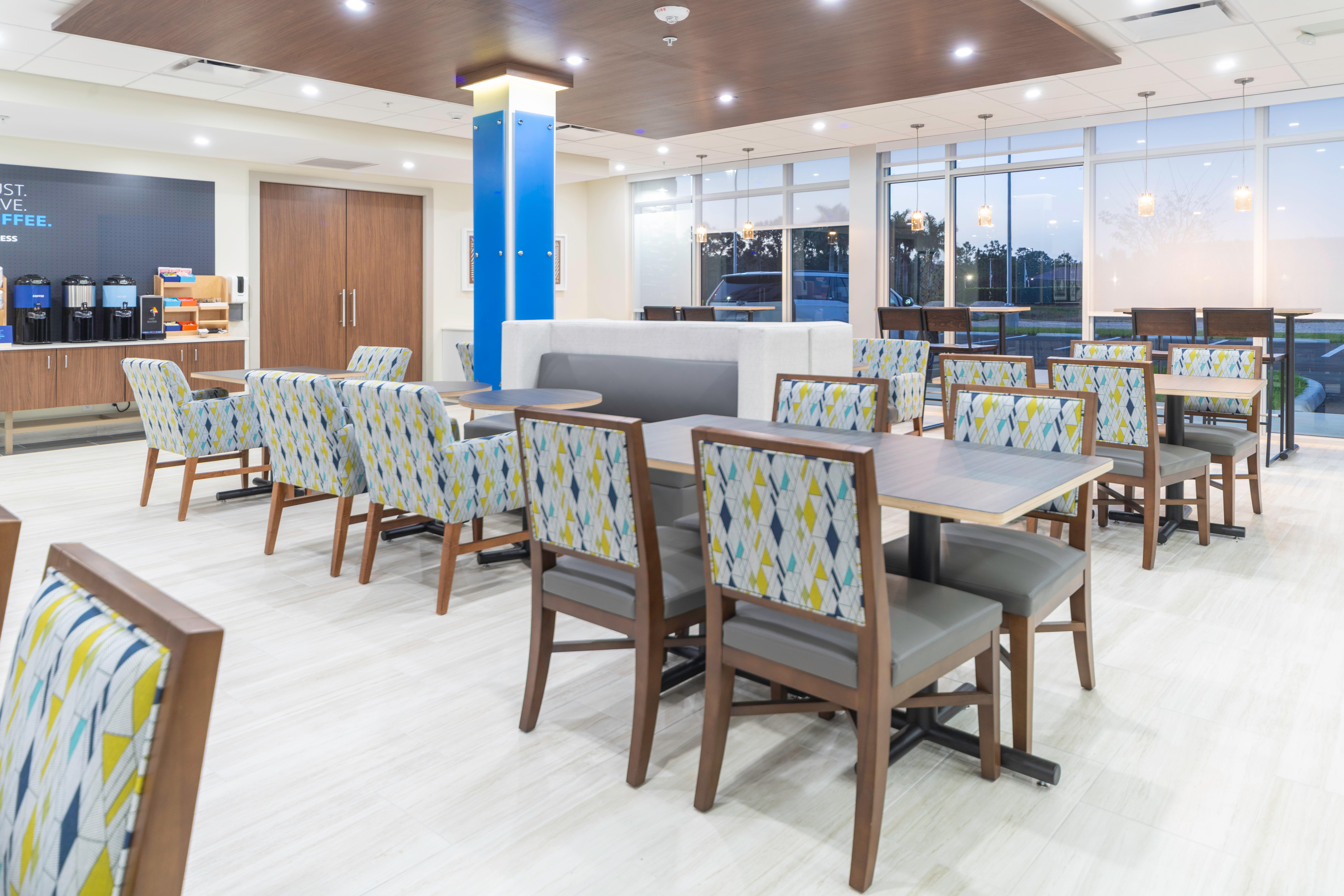 Holiday Inn Express & Suites - Fort Myers Airport By Ihg Exterior photo