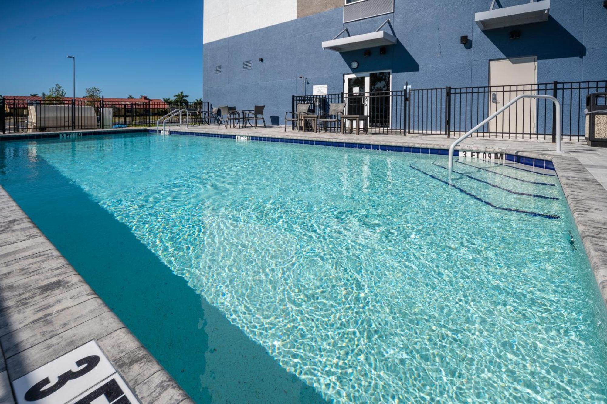 Holiday Inn Express & Suites - Fort Myers Airport By Ihg Exterior photo